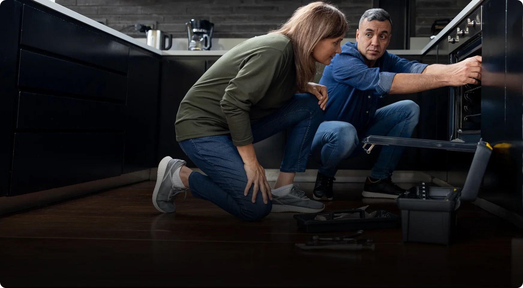 Home appliance repairman, repairing oven in Brantford, Ontario