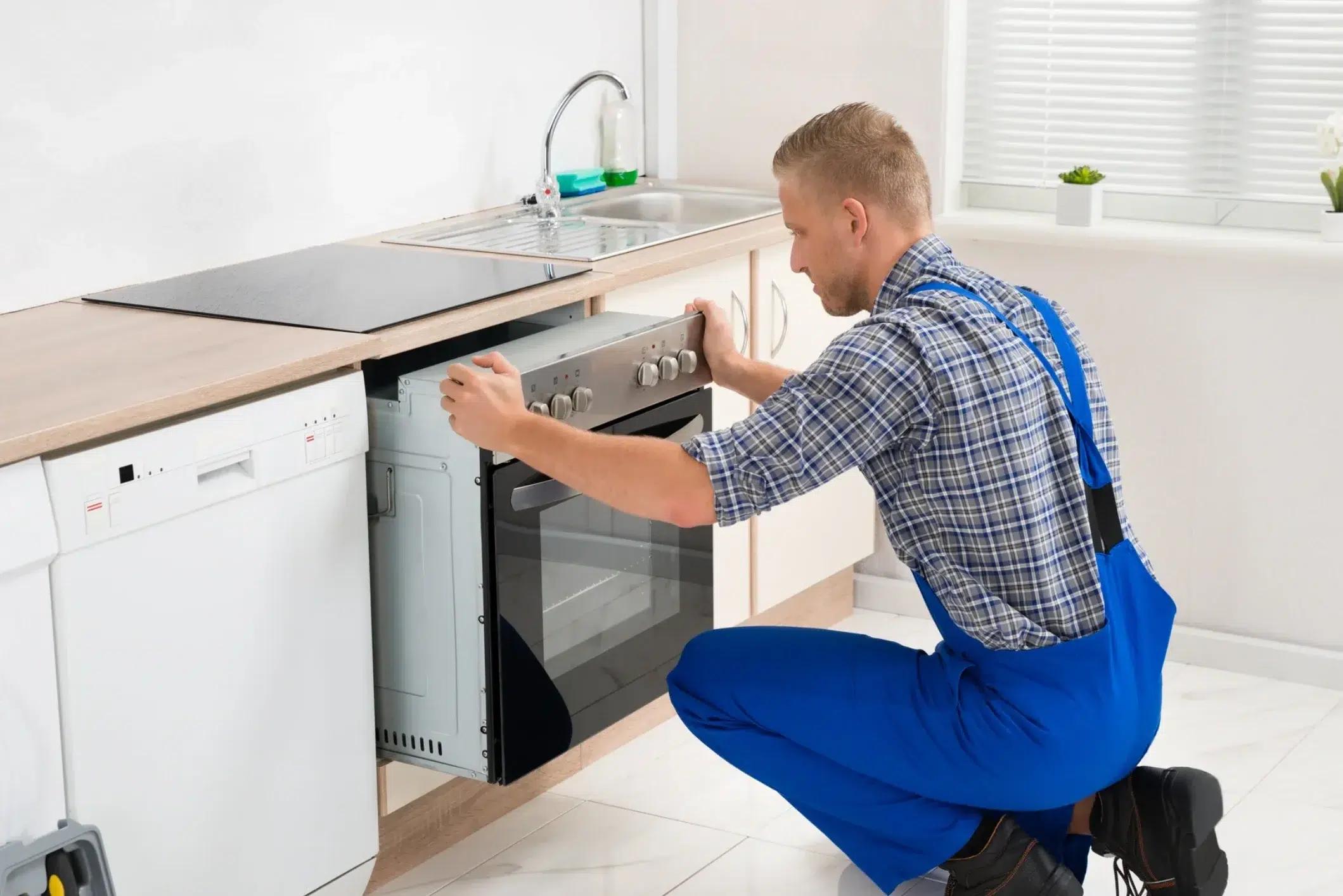 appliance repairman, repairing oven in Guelph