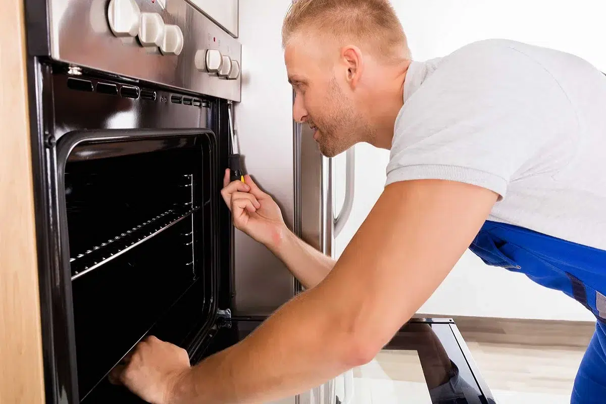appliance repairman, repairing oven in Brantford
